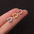 Detailansicht der Mini-Herz-Creolen in Gold, Silber und Roségold für Knorpelpiercings - Geometrischer Quadratischer Hohler Stil (Stil 8-211) / Roségold
