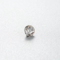 Klarer runder Zirkon-Edelstein im Brillantschliff für DIY-Schmuck auf grauem Hintergrund - 5mm / Weiß (1#)
