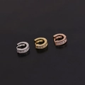 Detailmakro von drei Mini-Huggie-Ohrringen in Silber, Gold und Roségold-Finish - Milgrain Quadratischer Zirkonia Stil (款式3-272) / Silber