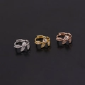 Detailansicht der blattförmigen Huggie-Ohrringe in Silber, Gold und Roségold-Finish - Blattförmiger Stil (款式6-272) / Silber
