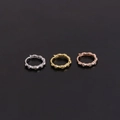 Detailansicht von silbernen, goldenen und roségoldenen Creolen mit Zirkonia-Besatz - Bambus-Textur Stil (款式7-272) / Roségold