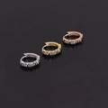 Nahaufnahme von drei Mini-Huggie-Ohrringen in Silber, Gold und Roségold mit Zirkonia - Überkreuzter Stil (款式8-272) / Gold