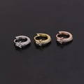 Drei Mini-Creolen mit Zirkon-Blumen-Steckern in Gold, Silber und Roségold in der Nahaufnahme - Vierblättrige Blume Pave Zirkonia Stil (款式9-272) / Roségold