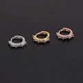 Nahaufnahme von Huggie-Ohrringen in Gold Silber und Roségold mit Baguette-Zirkoniasteinen - Baguette-Schliff Zirkonia Huggie-Stil (Stil 15-272) / Silber