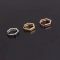 Detailansicht der sechseckigen Huggie-Ohrringe in Silber, Gold und Roségold-Optik - Geometrischer Sechseck-Ohrring (款式16-272) / Roségold