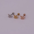 Makro-Detail von Schlangen-Ohrsteckern in Silber, Gold und Roségold mit Kugel-Schraubverschluss - Schlangenform (HS271) / Silber