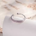 Elegante polsino per orecchio in argento con zirconi rosa su un piedistallo cilindrico bianco - Zirconia Rosa (A773-2)