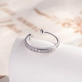 Ear cuff minimalista in argento con pavé di zirconi e dettaglio in rilievo - Zirconia Bianco (A773-1)