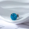 Blauer Zirkonia-Ohrstecker mit silberner Vierklauen-Fassung und Schraubverschluss - 6mm Zirkon (Einzelstück) / Aquablau