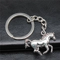 Llavero de caballo de metal plateado con crines sobre fondo de cuero negro grabado - Plata Antigua (P-K1417-B16101_W23-B29-P02)