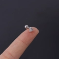 Makroansicht eines 16G Edelstahl Dreieck-Zirkon Ohrsteckers mit sicherem Schraubverschluss - Dreiecksstil (No.25 Silber) / 1.2x6mm (Stabdicke x Länge)