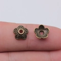 Calottes de perles fleurs en bronze antique pour bijoux DIY tenues dans la main - Bronze Antique