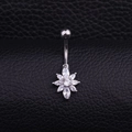 Vue détaillée du piercing de nombril en acier avec des zircons en forme de fleur - Style Flocon de Neige Tournesol (Modèle E)