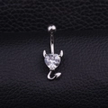 Détail du piercing de nombril cœur de démon avec zircone sur cuir noir grainé - Style Coeur de Diable (Modèle B)