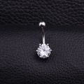Gros plan d'un piercing de nombril en acier inoxydable avec un zircon cubique à six griffes - Style Solitaire Rond (Modèle A)