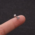Detailopname van een zilveren hart oorknopje met zirkonia op een vingertop - Pavé Zirconia Hart Stijl (HSPJ1915-2#)
