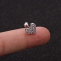 Gedetailleerd macro-beeld van een hartvormige zilveren oorsteker met zirkonen op vinger - Micro Hart Pavé Stijl (HSPJ1915-9#)