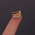 Makroaufnahme von zweireihiger goldener Ohrmanschette mit Zirkonia am Finger gezeigt - Zweireihiger Mikro-Zirkonia Stil (Stil 9)