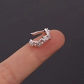 Nahaufnahme einer silbernen Ohrmanschette in Sternform mit funkelnden Zirkoniasteinen - Zirkonia Stern-Stil (Stil 16)