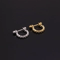 Dettaglio di orecchini a U in oro e argento con zirconi incastonati per cartilagine - Stile a Semianello Semplice con Zirconia (Stile 5)