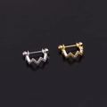 Dettaglio macro di orecchini a lobo a forma di U in acciaio inossidabile con design a onda - Stile a W a Dente di Sega Ondulato (Stile 7)