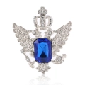Makroaufnahme einer silbernen Doppeladler-Brosche mit großem blauem Edelstein - Silber-Königsblauer Zirkon