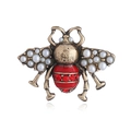 Spilla ape vintage dorata con ali di perle e cristalli rossi su sfondo bianco - Oro Antico Rosso
