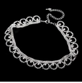 Makroaufnahme des silbernen Strass-Chokers mit filigranen Mustern und Karabinerverschluss - Spitzen-Stil fächerförmig ausgeschnitten (BL027 Weiß - Weißgold beschichtet)