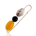 Dettaglio di una spilla creativa con trama marmorea e perle ambrate su spillo dorato - Arancione Oro (BR1578-KC)