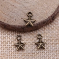 Drei Vintage Bronze Pentagramm Sternanhänger für DIY-Schmuck auf natürlichem Holzhintergrund - Antikbronze