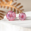 Boucles d'oreilles en zircon rose coupe ronde avec sertissage classique à quatre griffes - Rouge Rubis