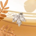 Orecchino a lobo foglia di acero in argento con zirconi brillanti e chiusura a vite - Stile Foglia di Acero (A268-1) / Bianco (Pezzo Singolo)