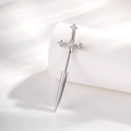 Zilveren gotische zwaard oorknopje met zirkonia op een witte standaard - Zwaard Kruis (A754-1) / Roestvrij Staal Externe Spiraal / Wit