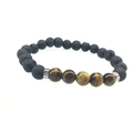 Nahaufnahme von Lavastein-Armband mit Tigerauge-Perlen und gravierten Zwischenstücken - Gelbes Tigerauge