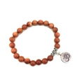 Gros plan de perles goldstone 8mm et pendentif Om argenté sur un bracelet perlé - Pierre de Sable d'Or