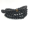 Wikkelarmband met drie lagen van zwarte lavasteen kralen en een accent van tijgeroog steen - Gele Tijgeroog & Lavasteen Stijl