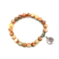 Détail de bracelet en perles de pierre naturelle 8mm avec pendentif Om argenté et intercalaire - Pierre de Réseau Rouge