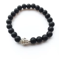 Détail des perles en pierre de lave mate et tête de Bouddha argentée sur bracelet - Style Bouddha Argent en Noir Mat