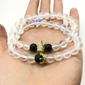 Set de bracelets de couple avec couronnes dorées et perles de lune irisées mates - Ensemble Couple Double Couronne Blanche