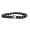 Bracciale di perle in pietra lavica con testa di leone argentata e trama opaca su sfondo bianco - Stile Pietra Lavica