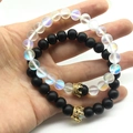 Ensemble de bracelets en perles noires mates et opales blanches avec breloques couronne - Ensemble Couronne Noir Et Blanc