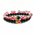 Detailansicht der Kronenanhänger an schwarz mattierten Stein- und rot gestreiften Armbändern - Rot-Kombination