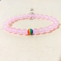 Roze matte stenen kralenarmband met een kleurrijke regenboog chakra centrale kraal - Roze Jade