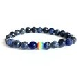 Blauwe natuurstenen kralenarmband met een kleurrijke regenboog gestreepte accentkraal - Blauwe sodaliet