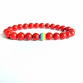 Rode turkoois kralen armband met regenboogsteen op witte achtergrond - Rode Howliet
