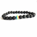 Lava steen kralenarmband met kleurrijke regenboog kralen en pijl op witte achtergrond - Lavasteen
