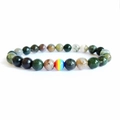 Kralenarmband van mosagaat met regenboogstreepsteen op een witte achtergrond - Indiase Agaat