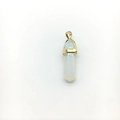 Nahaufnahme von sechseckigem Opal-Anhänger mit goldener Metallkappe auf weißem Grund - Opal