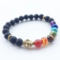 Dettaglio delle perle di lava vulcanica nera e testa di Buddha dorata sul bracciale chakra - Stile Testa di Buddha Pietra Lavica (14)