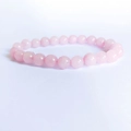Primo piano dettagliato di perle di quarzo rosa da 8mm su un bracciale elastico in pietra - Quarzo rosa